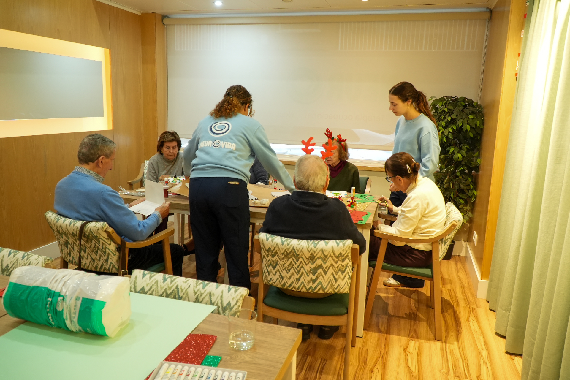 Taller grupal de manualidades navideñas en Neurovida