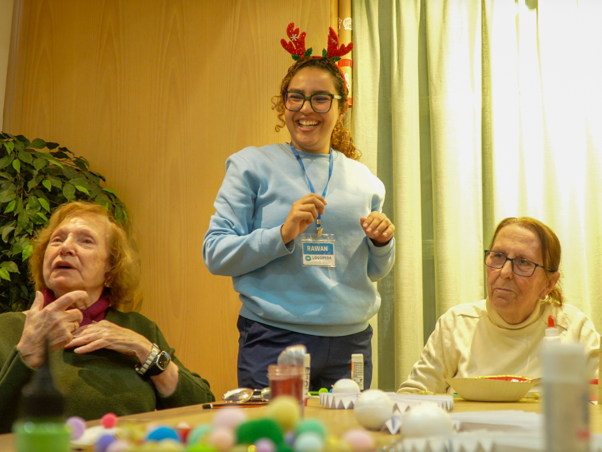 Terapeuta de Neurovida con participantes en actividad navideña